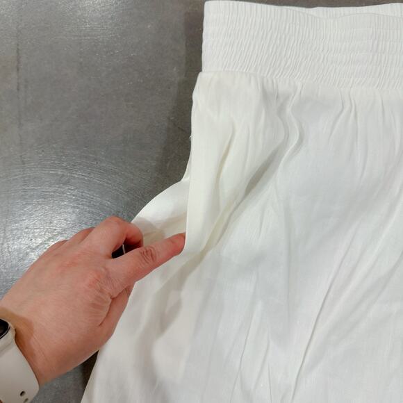 Gianni Bini Smocked Linen Blend Elastic Waist Pull On Shorts White Beach XL NWT - Picture 3 of 7